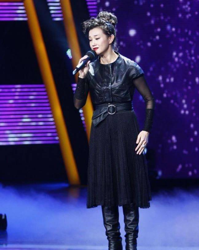 宋祖英 宋祖英烫羊毛卷好显年轻，穿黑色皮衣裙又美又飒，55岁还有曲线美