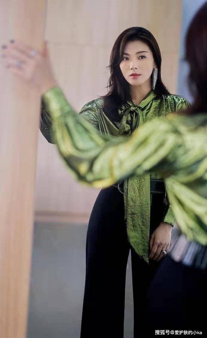颜色 刘涛“酷姐”路线越走越顺，绿闪闪衬衫配上大佬坐姿，霸气有范