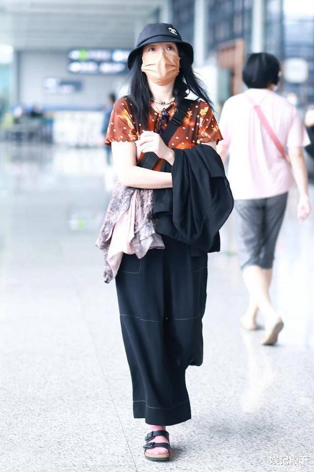 颜色 周迅走机场因穿着上热搜,见过衣品这么差的,没见过比这还差的!