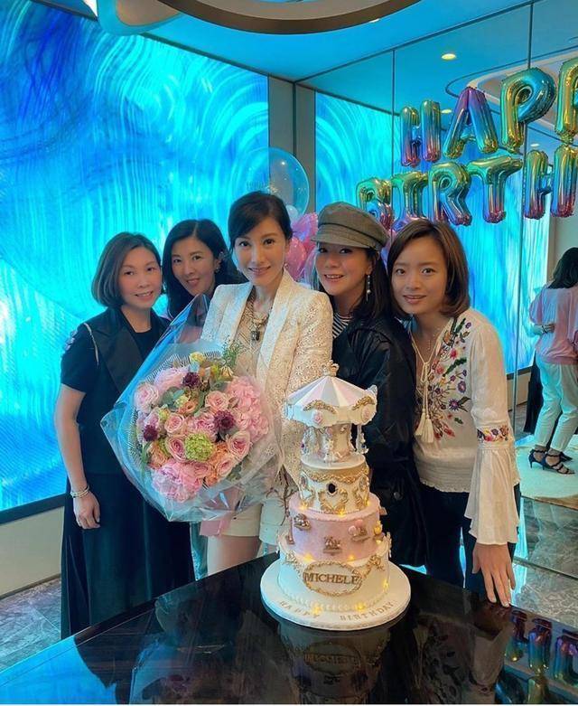 巅峰 阔太李嘉欣胖14斤更美了！西装搭百褶裙美回巅峰，气质依旧非凡