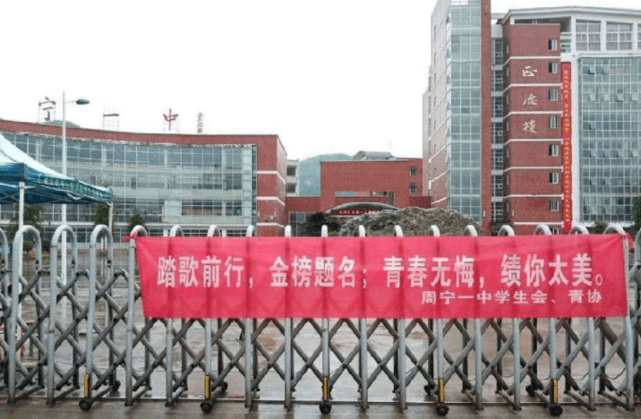 輕松一笑：司機，快關門，後邊的不要擠了，擠死人不償命…… 搞笑整蠱 第7张