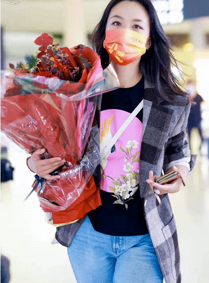 色彩 汤唯脱下礼服赶飞机！穿格纹西装戴中国红口罩心情大好，颜值绝了