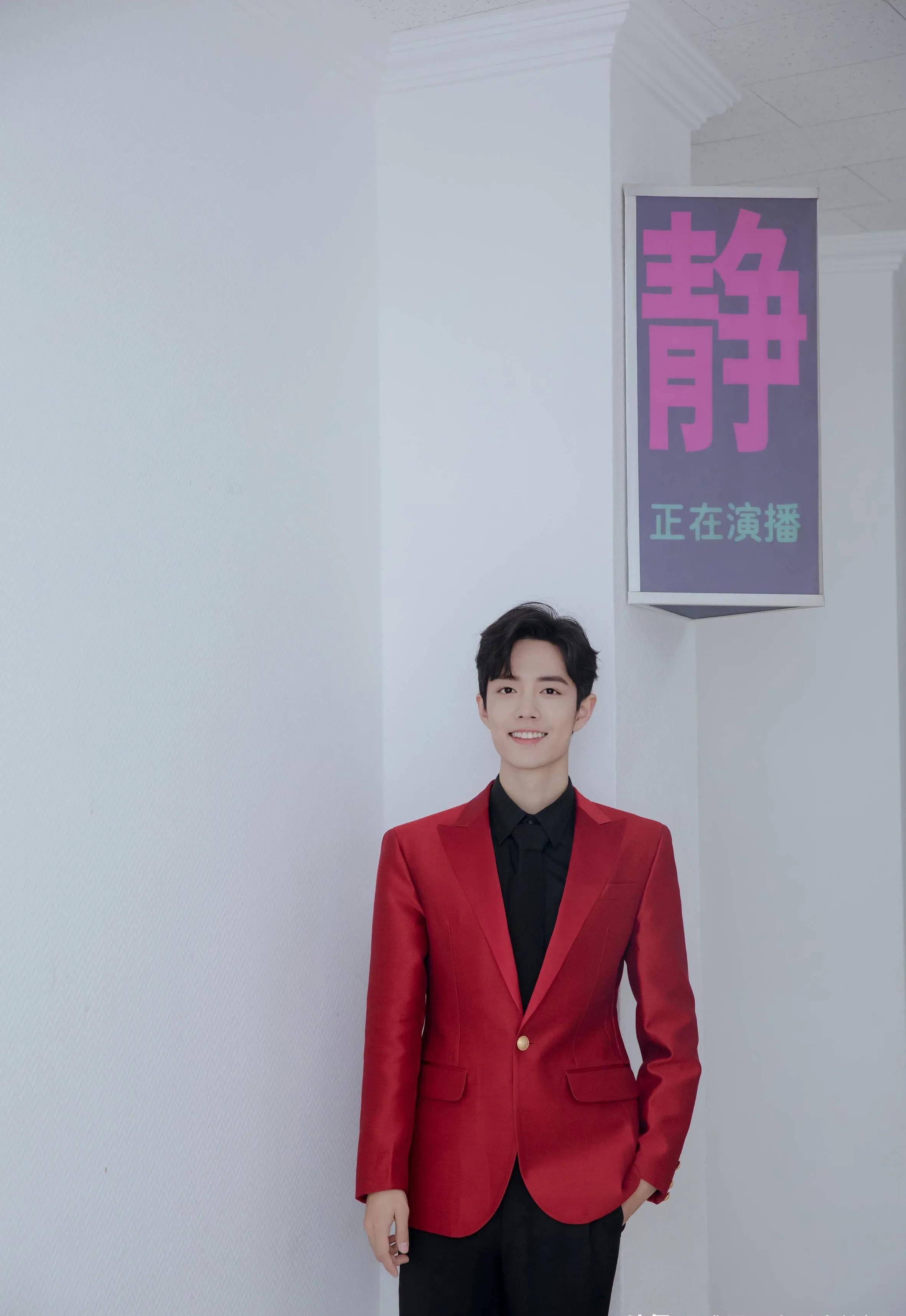 条纹 肖战:太会穿了40张高清图,诠释他的俊朗又沉稳,眼神明澈柔和!