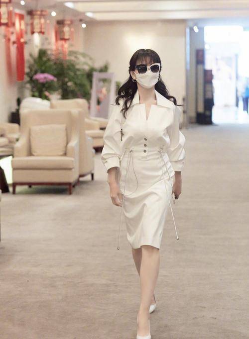 名媛 赵雅芝衣品真的好，基础款连衣裙穿出名媛气质，这哪是67岁的奶奶