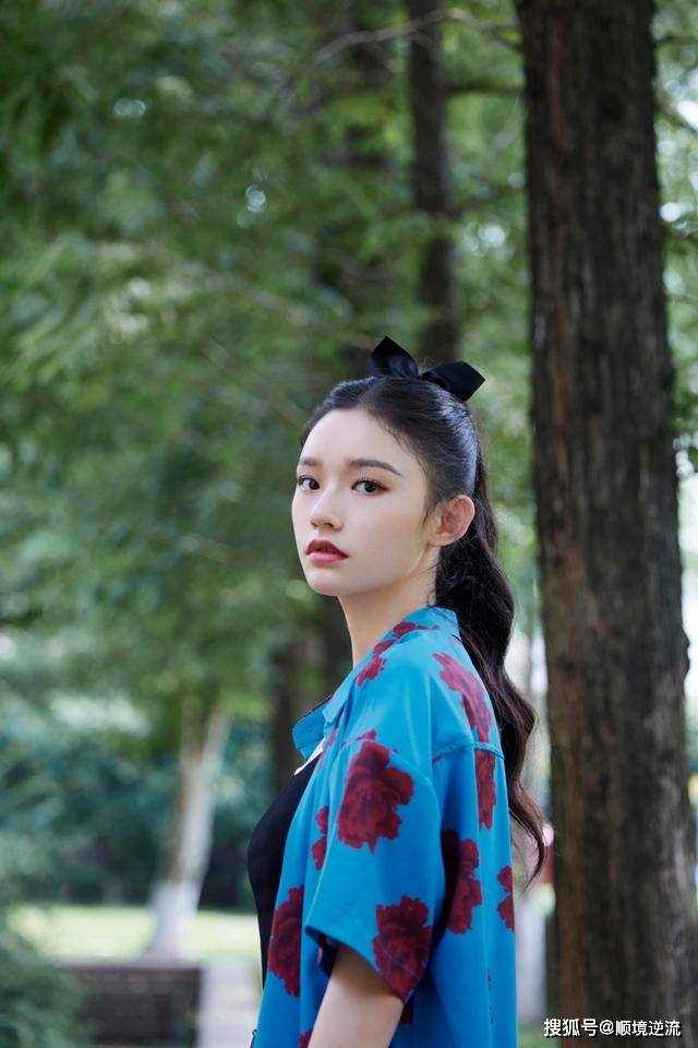 短裙 林允晒国庆出游照,穿花衬衫不但不土,配小短裙又纯又欲还吸睛