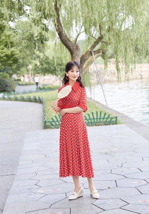 名媛 赵雅芝衣品真的好，基础款连衣裙穿出名媛气质，这哪是67岁的奶奶