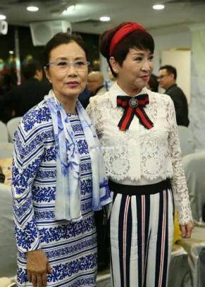 狄波拉 当74岁汪明荃与69岁狄波拉同框，才知道“自然老”也可以这么美