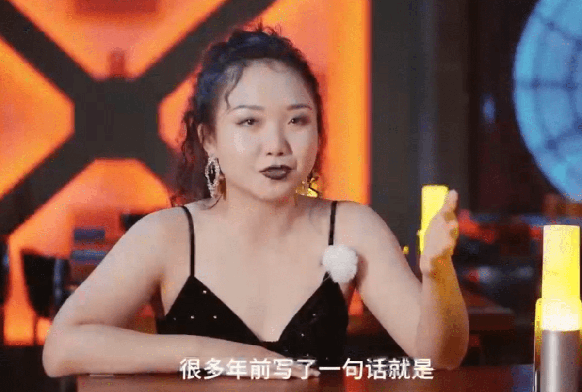 黑色 辣目洋子的胆量一般人比不了，身材挺有肉感的，穿上吊带却不油腻