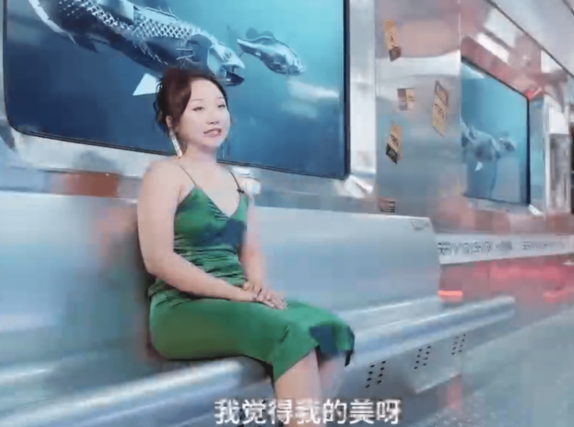 黑色 辣目洋子的胆量一般人比不了，身材挺有肉感的，穿上吊带却不油腻