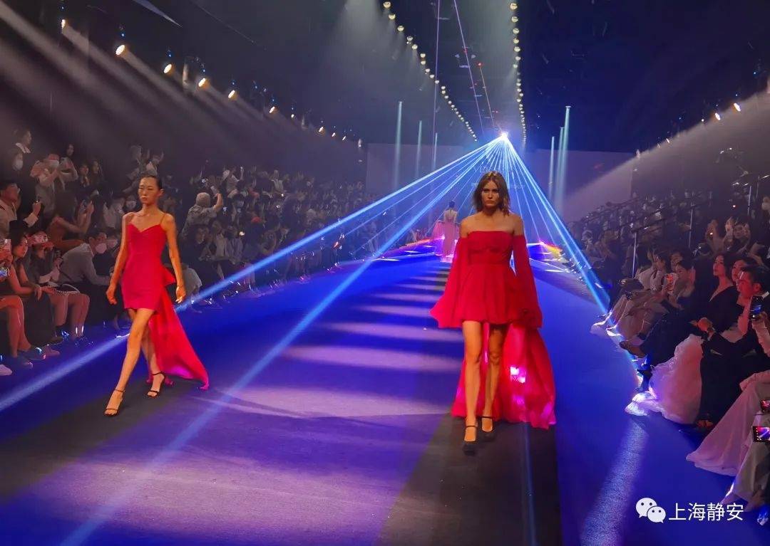 上海 “婚纱女王”Vera Wang推出的新品牌礼服秀为2022上海时装周SIFS