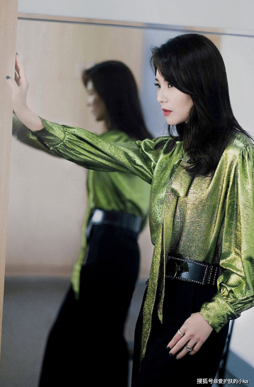 颜色 刘涛“酷姐”路线越走越顺，绿闪闪衬衫配上大佬坐姿，霸气有范