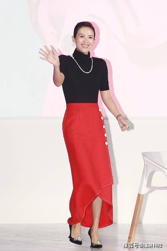 冷色 章子怡首次当导演笑容藏不住，扎双麻花辫挺显嫩，真看不出年纪感