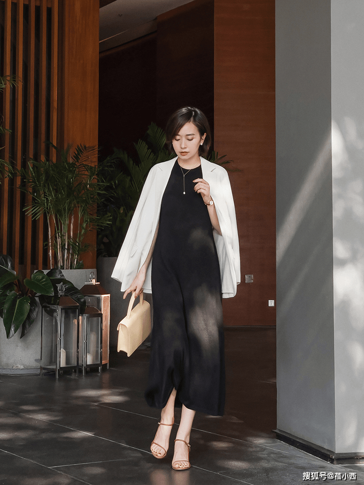套装 秋季建议中年女性多穿西装，搭配牛仔裤、阔腿裤，半身裙显高显瘦