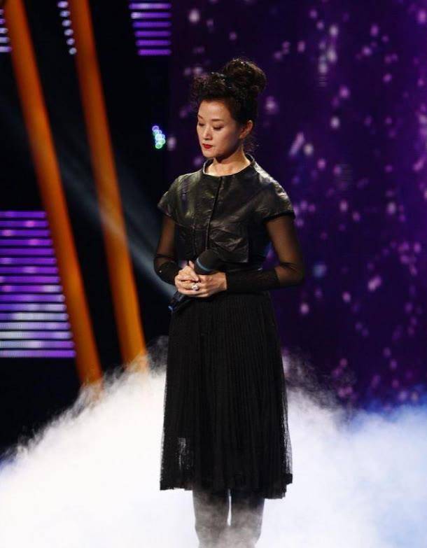 宋祖英 宋祖英烫羊毛卷好显年轻，穿黑色皮衣裙又美又飒，55岁还有曲线美