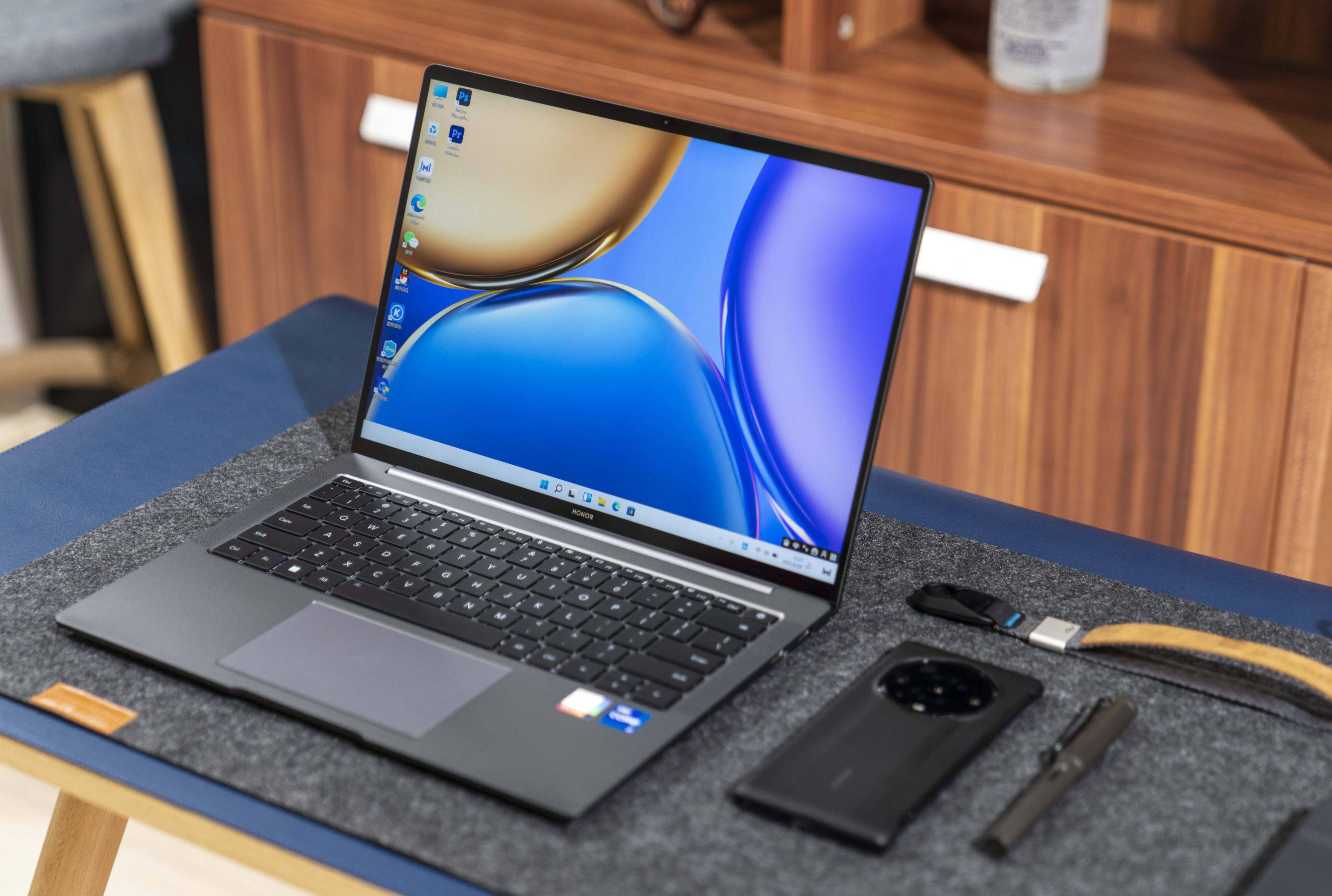 屏幕是荣耀magicbook v 14的一个亮点,它使用了一块14.