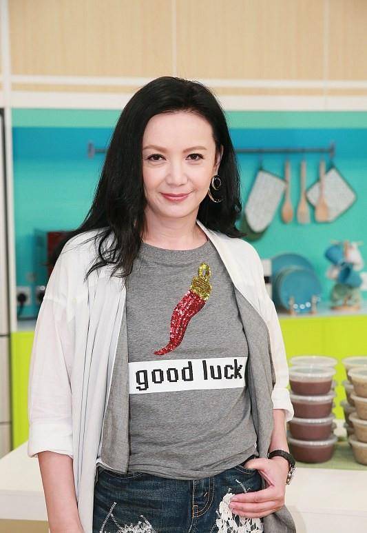 中年人 曾华倩的休闲穿搭太显嫩了,和年轻小伙拍合照,都看不出是中年人