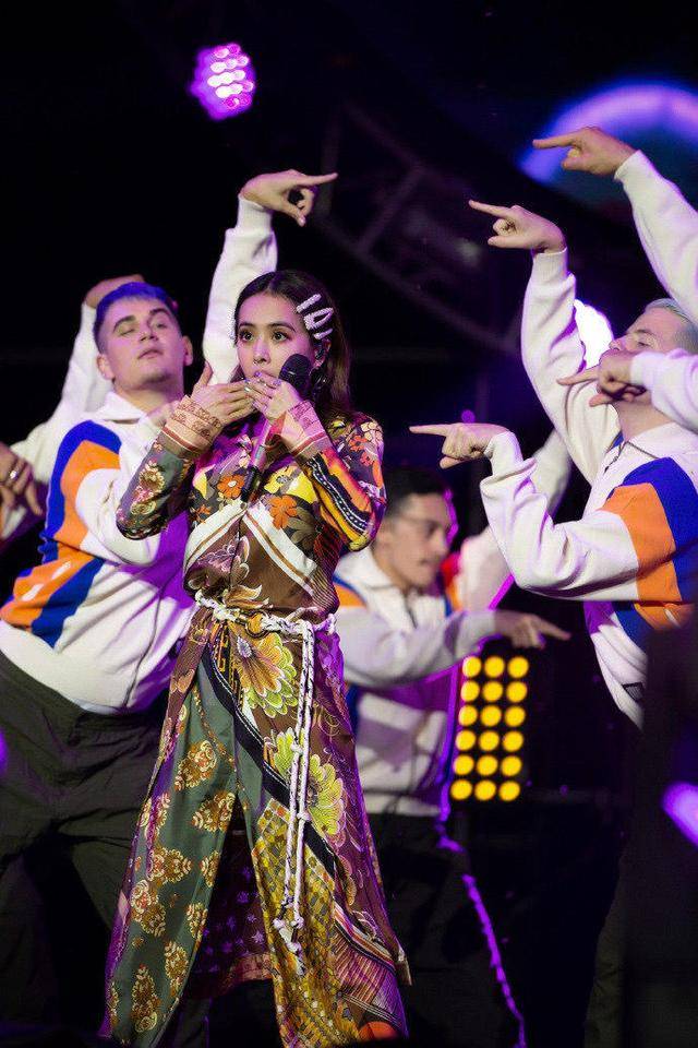 风情 蔡依林穿衣真胆大，一件印花衬衫搭配阔腿裤显高又显瘦，简约时髦