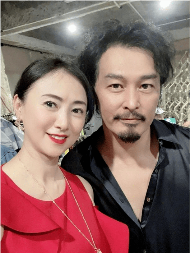 张家辉 翁虹张家辉21年后再同框好惊喜！ 翁虹穿着华丽礼服太高调，气质绝