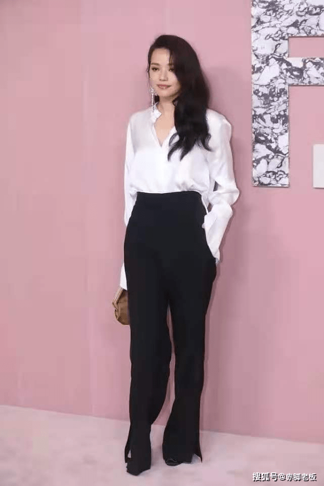 舒淇越 舒淇越保守越高级，穿白衬衫配西装裤高级大气，满满的国际范
