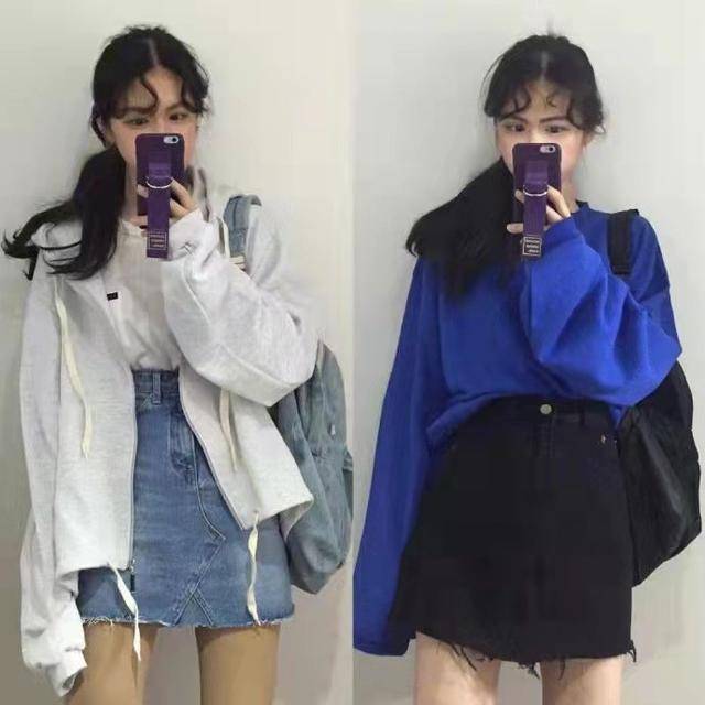 卫衣 秋天的美感少不了“短裙”，卫衣、衬衫搭起来，穿成时尚女郎