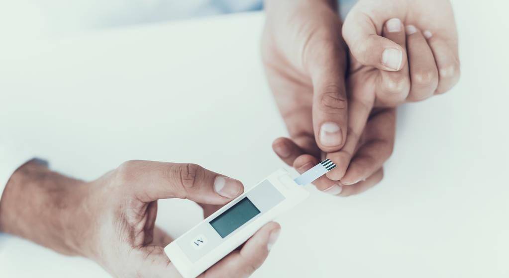 症状|患了糖尿病，如果血糖控制不好，在多长时间后会发生并发症？