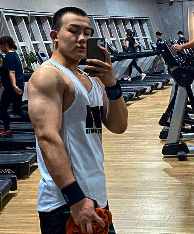 原创24岁的新疆小哥哥撸铁打造出一身腱子肉最满意的是麒麟臂