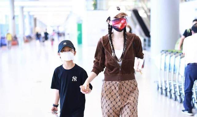 黑色 40岁李小璐扮年轻，绑两条麻花辫亮相机场，没想到女儿造型更抢镜