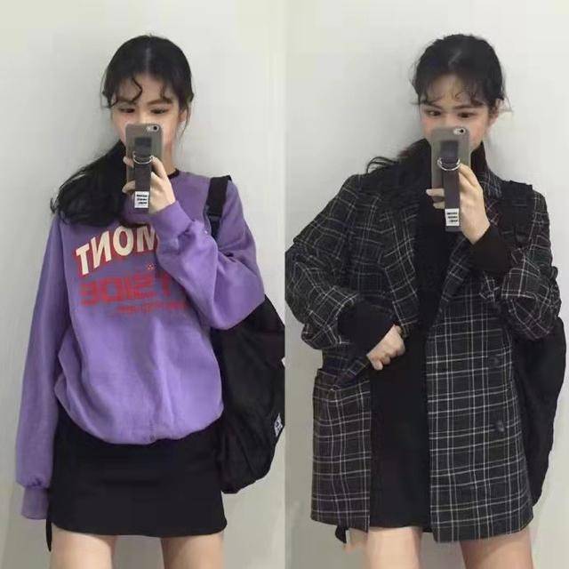 卫衣 秋天的美感少不了“短裙”，卫衣、衬衫搭起来，穿成时尚女郎