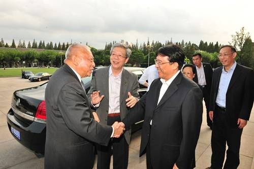 父亲开创了航运王国,他却为339亿现金而卖掉,如今少赚了上千亿_董浩云