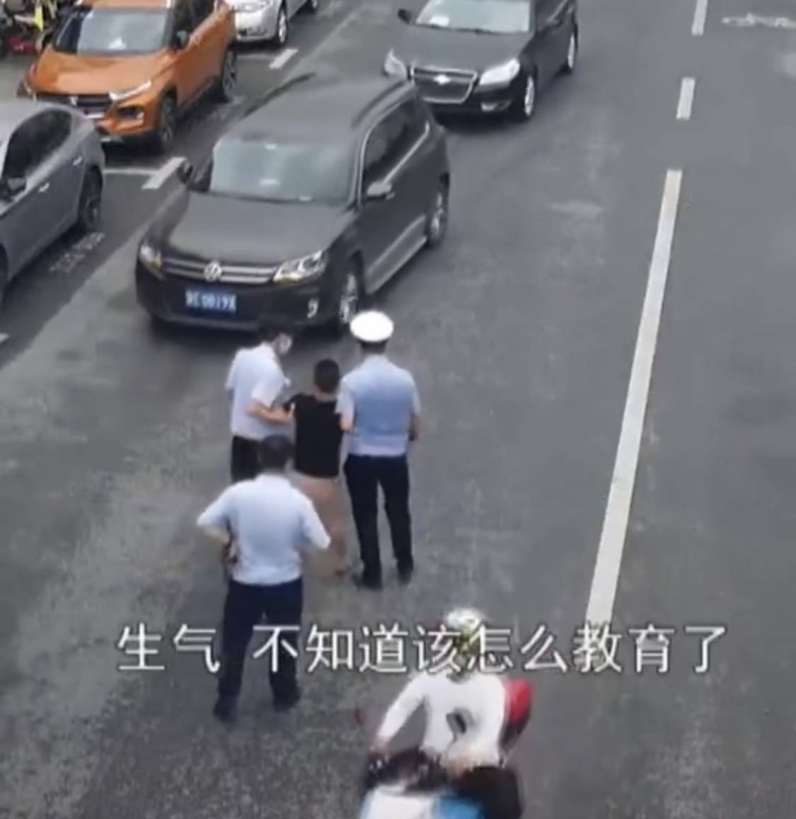原创苏州一父亲因女儿算数不好情绪失控，躺马路中间求民警拘留
