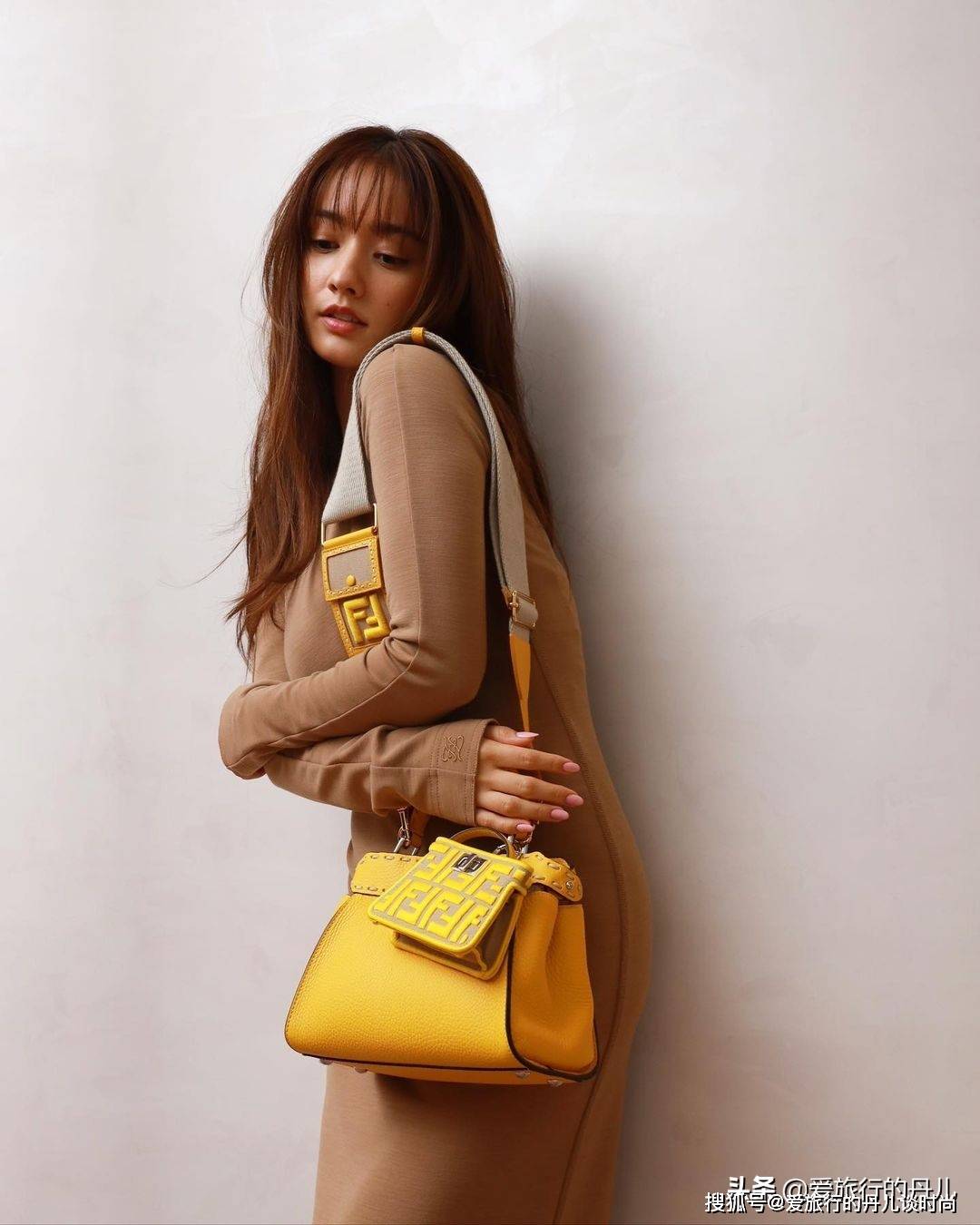 真会 日本小姐姐真会穿!一袭深咖色的修身连衣裙,甜美又吸睛