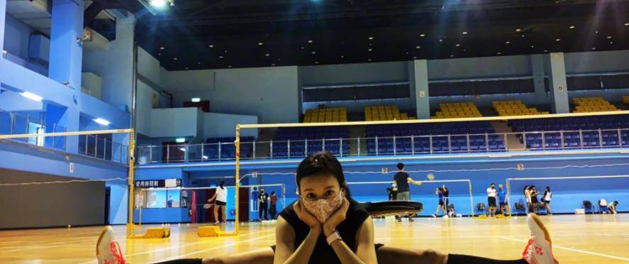 活动|陈意涵挺9月孕肚出席活动，黑裙低调不显腹，孕期身材管理超在线