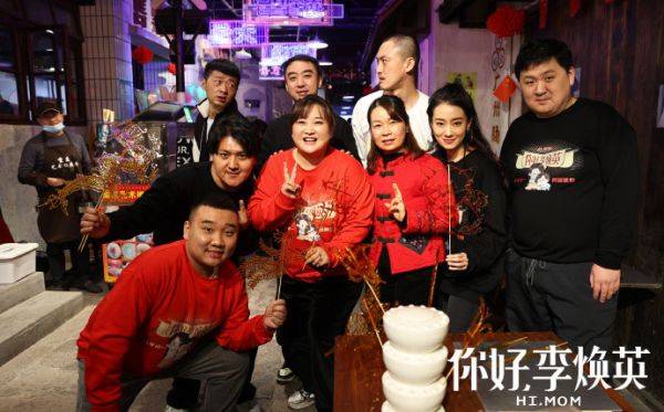 黑色 贾玲直逼200！穿卫衣配半身裙八字步迈不开，脖子上三层肉比脸粗福相