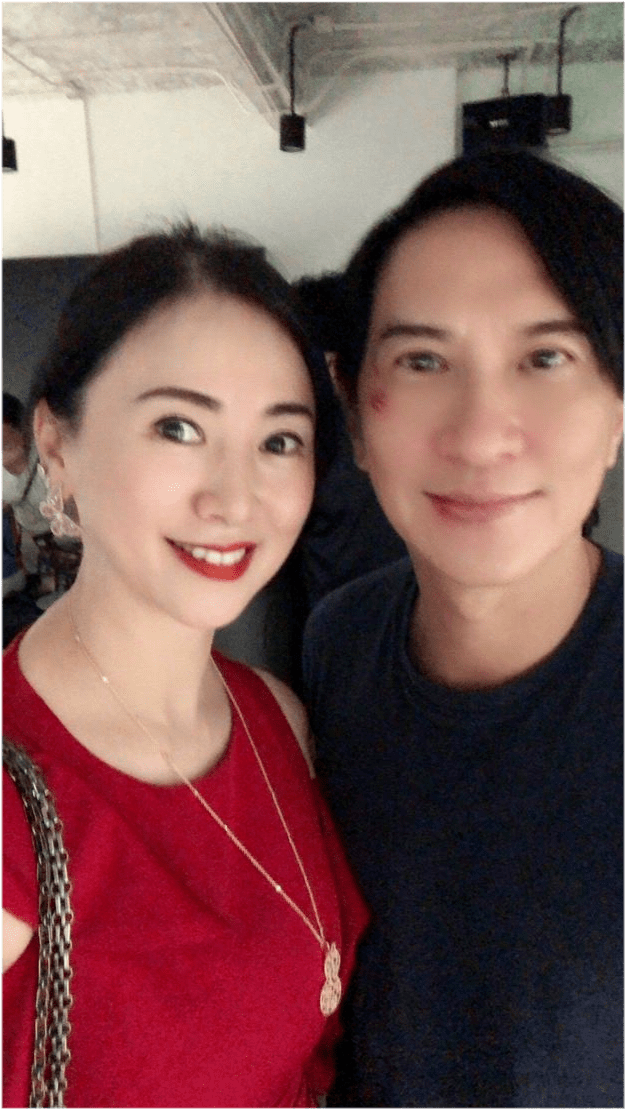 张家辉 翁虹张家辉21年后再同框好惊喜！ 翁虹穿着华丽礼服太高调，气质绝