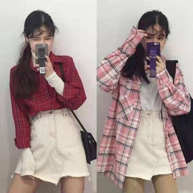卫衣 秋天的美感少不了“短裙”，卫衣、衬衫搭起来，穿成时尚女郎