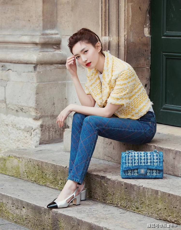 身材 江疏影挺会扮嫩的，粉色“小香风”外套加身，气质真的太甜美了