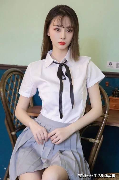 显得 清纯少女展现自然美感，冰清玉洁照样让人们心动