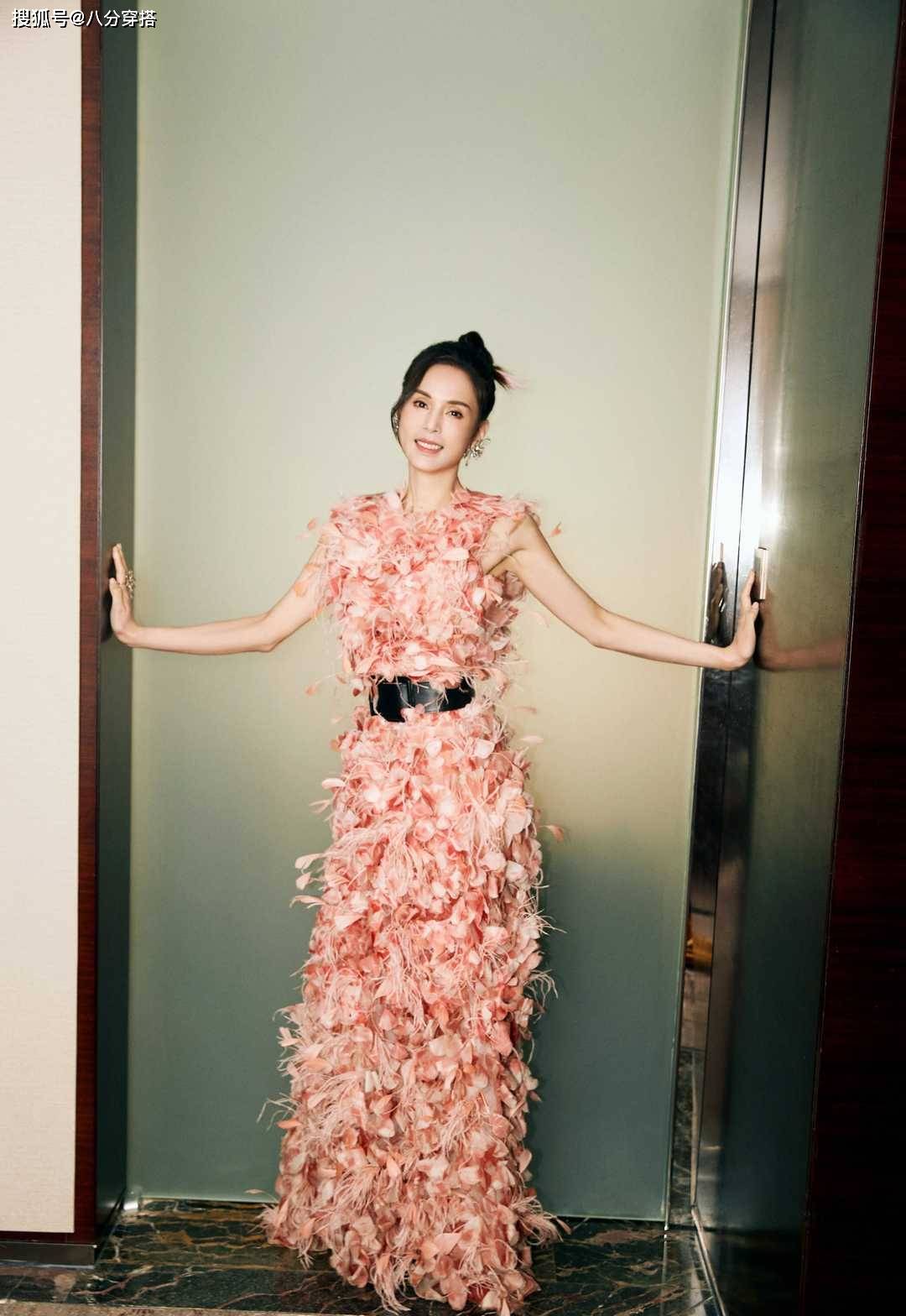 身材 李若彤有多自信?穿红色大衣配丝袜秀“小鸟腿”,这身材堪比少女