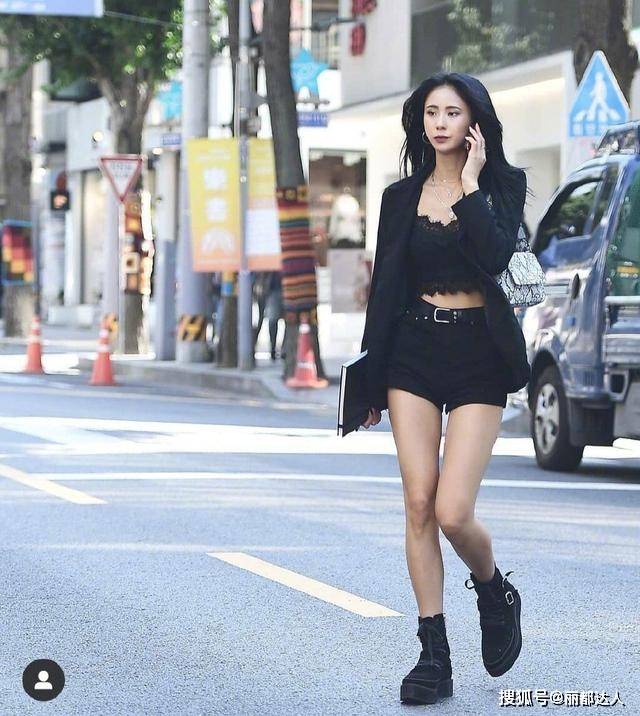 个性 人间真实”的首尔街拍：皮肤黑、个子矮，但仅凭“穿搭”就赢了