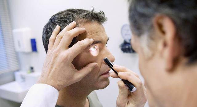 进行|患了糖尿病，除了需要用药之外，还要警惕并发症的出现