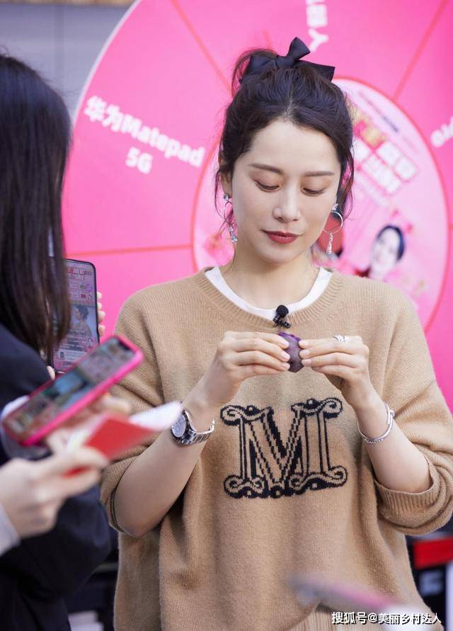 进行 海清留了长发更美了！穿卡其色针织衫很显肤白，温柔又有气质