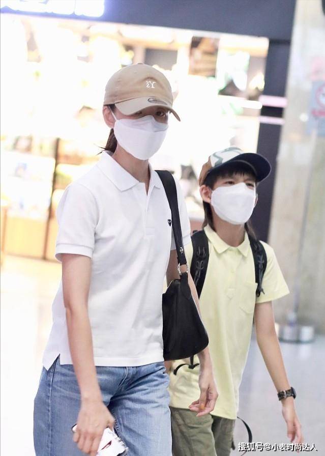 Polo 董洁带11岁儿子出门，穿破洞裤太潮了，说是姐弟大家都信