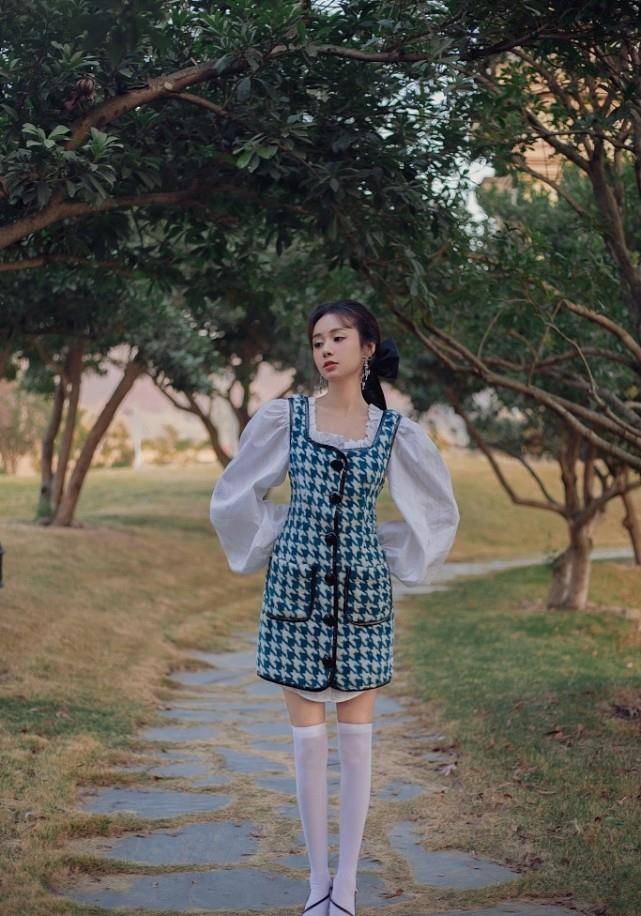 设计 白敬亭“老搭档”太甜了，郑合惠子穿波点裙甜美可爱，像小孩子