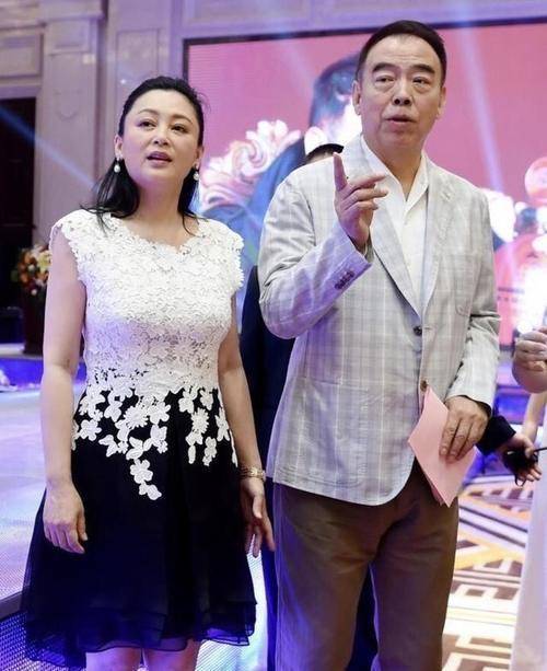 黑色 陈红的气质真不是吹,V领上衣搭格纹裙优雅高级,女人味尽显
