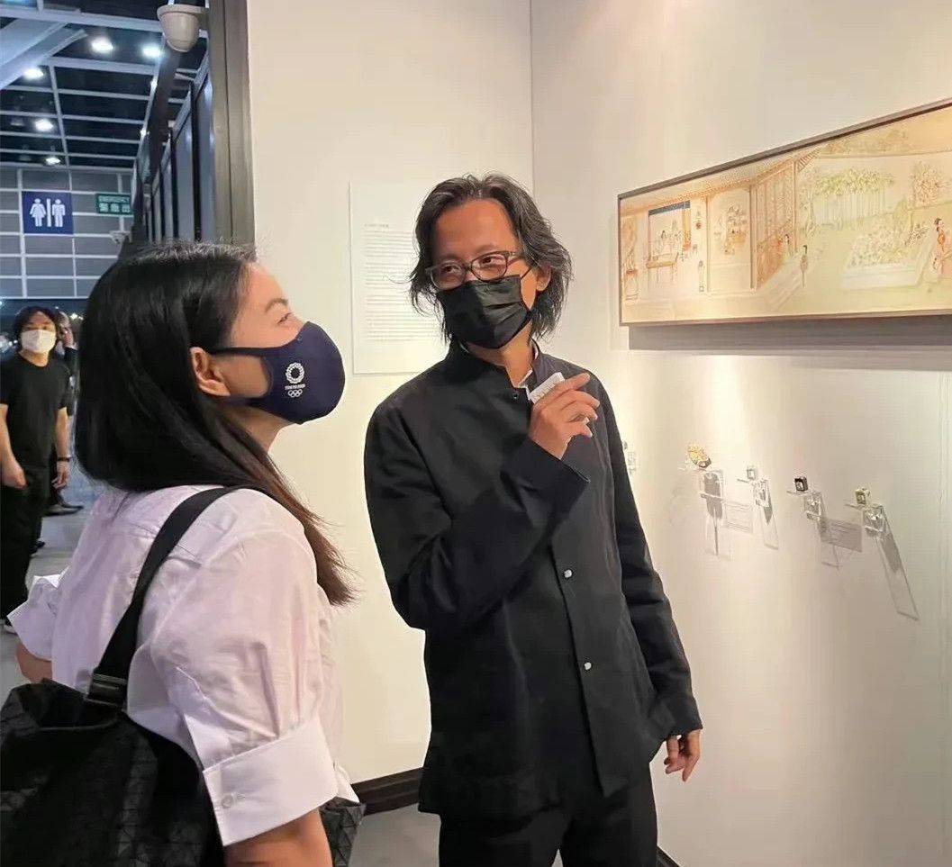 长发 郭晶晶跟老公观展，穿衬衫长裙很知性，刚好遮住X型腿的缺陷！