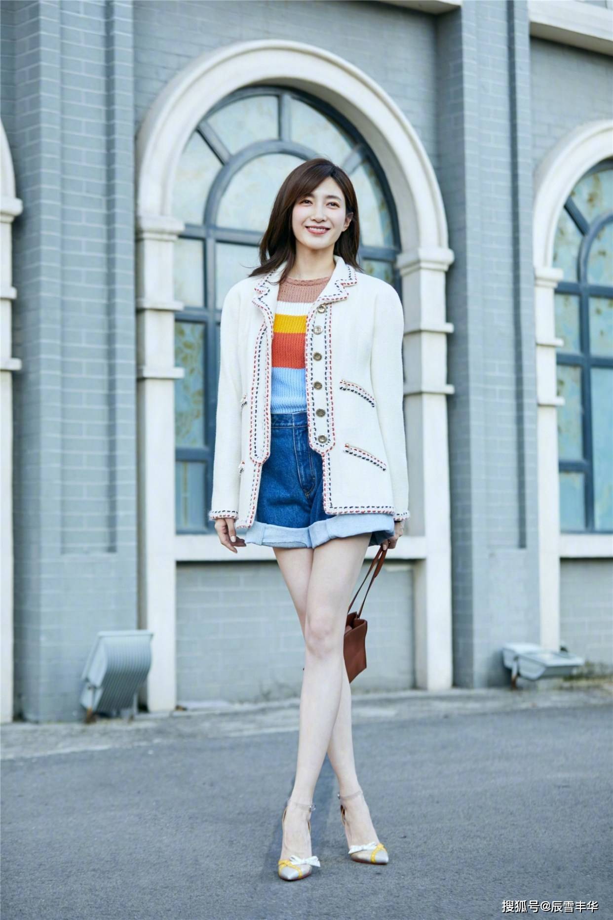 身材 江疏影挺会扮嫩的，粉色“小香风”外套加身，气质真的太甜美了