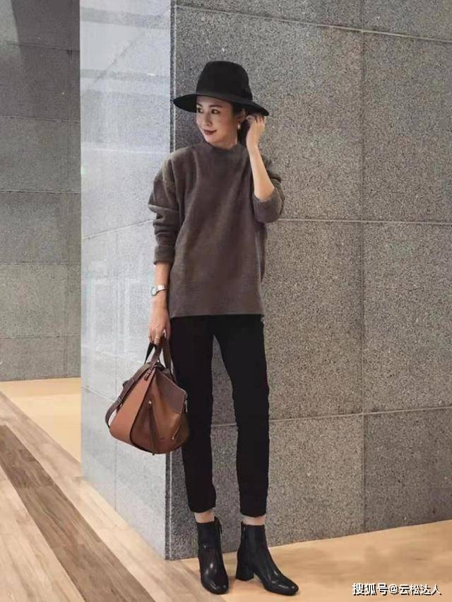 黑色 50岁女人穿衣越简单越高级，秋季毛衣极简搭配，气质又时髦