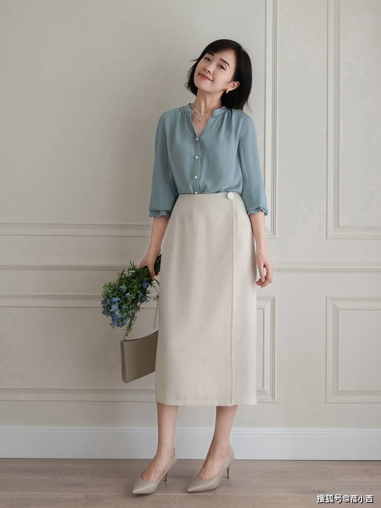 曲线 秋季还是穿“过膝裙”最优雅，选这4款搭配毛衣、针织衫，真高级