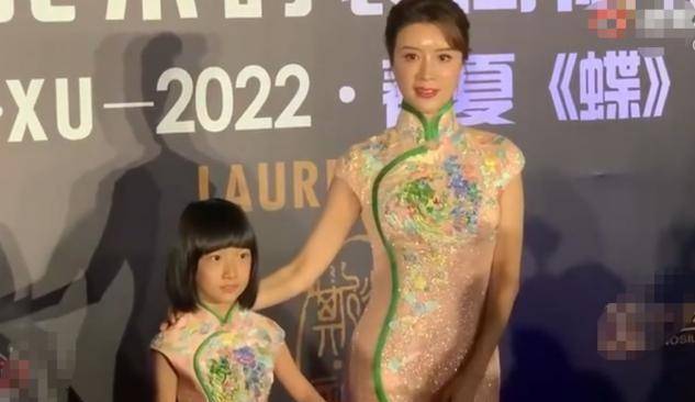 公主 金巧巧携女儿走红毯，穿亲子紧身旗袍好亮眼，华为二公主造型惊艳