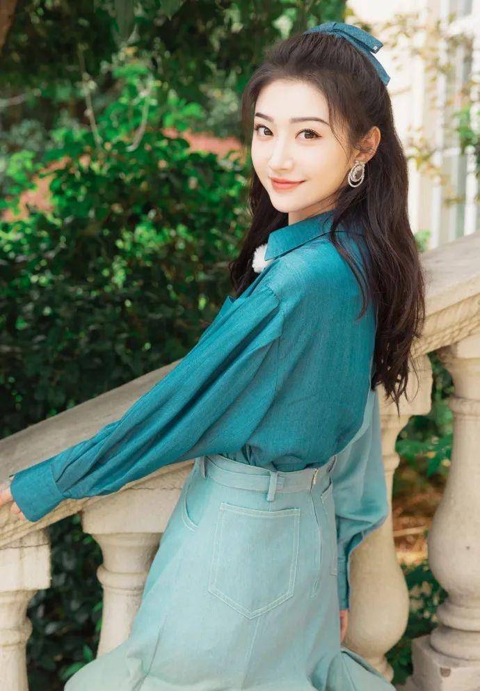 景甜景甜一身靓丽的打扮超美，蓝色花朵半裙太惊艳